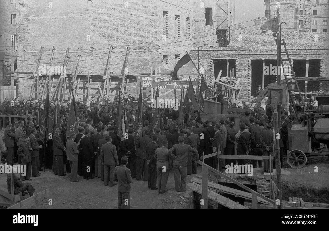 Warszawa, 1948-09-05. Uroczystoœæ wmurowania aktu erekcyjnego pod siedzibê Zwi¹zku Zawodowego Pracowników Skarbowych przy ulicy Mazowieckiej. ka PAP Varsavia, 5 settembre 1948. La cerimonia di fissaggio della targa di fondazione nel muro della sede del sindacato dei dipendenti del Tesoro in via Mazowiecka. ka PAP Foto Stock