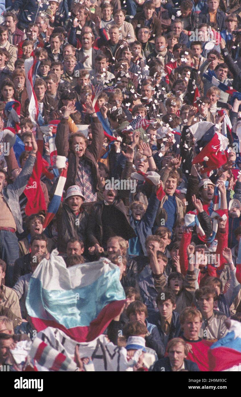 Chorzów 18.09.1985. Pi³karski Puchar Europy Mistrzów Krajowych. Mecz 1/16 fina³u Górnik Zabrze-Bayern Monachium (1:2) na Stadionie Œl¹skim. Kibice NZ. Górnika Zabrze. wb PAP/Jerzy Ochoñski Chorzow 18 settembre 1985. La Coppa europea. Una gara di Gornik Zabrze-Bayern Monaco (1:2) si svolge in 1/16 finali allo stadio Slaski. Nella foto: Gornik Zabrze Fans. wb PAP/Jerzy Ochonski Foto Stock