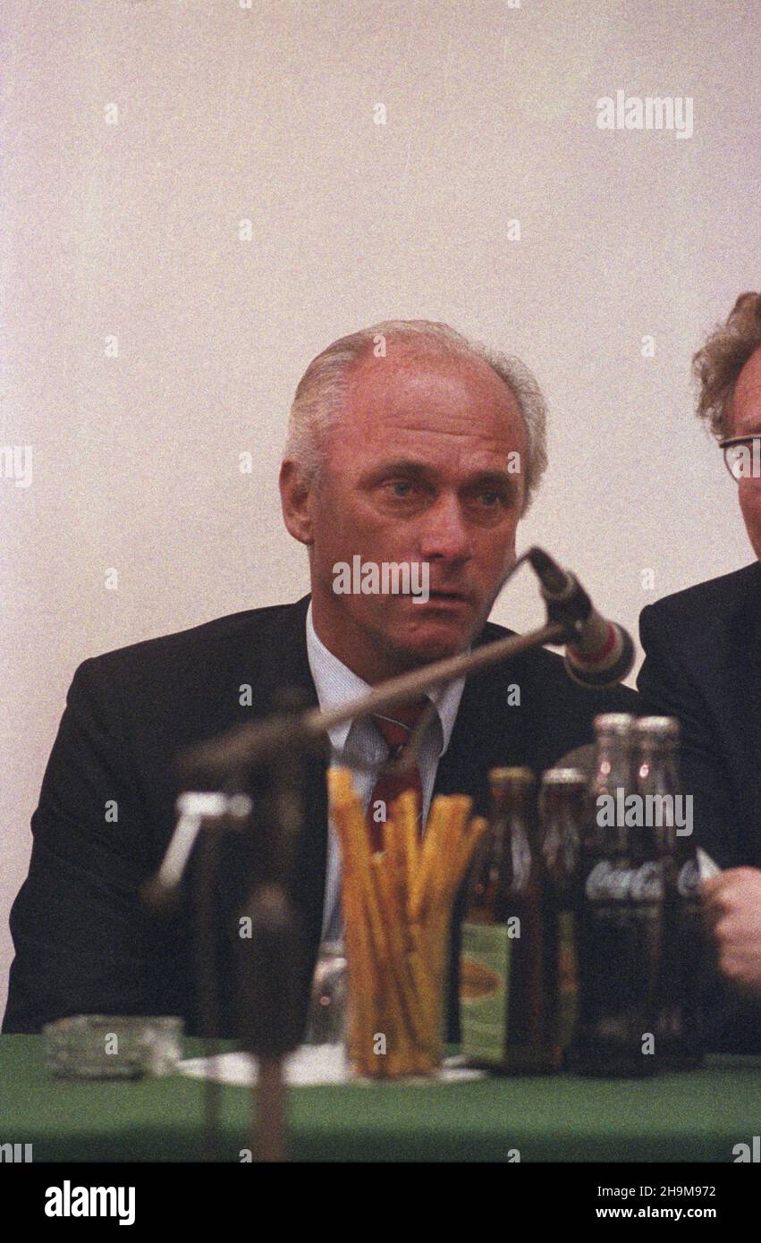 Chorzów 18.09.1985. Pi³karski Puchar Europy Mistrzów Krajowych. Mecz 1/16 fina³u Górnik Zabrze-Bayern Monachium (1:2) na Stadionie Œl¹skim. NZ. Trener Bayernu Udo Lattek podczas konferencji prasowej. wb PAP/Jerzy Ochoñski Chorzow 18 settembre 1985. La Coppa europea. Una gara di Gornik Zabrze-Bayern Monaco (1:2) si svolge in 1/16 finali allo stadio Slaski. Nella foto: Bayern Munich allenatore Udo Lattek ad una conferenza stampa. wb PAP/Jerzy Ochonski Foto Stock