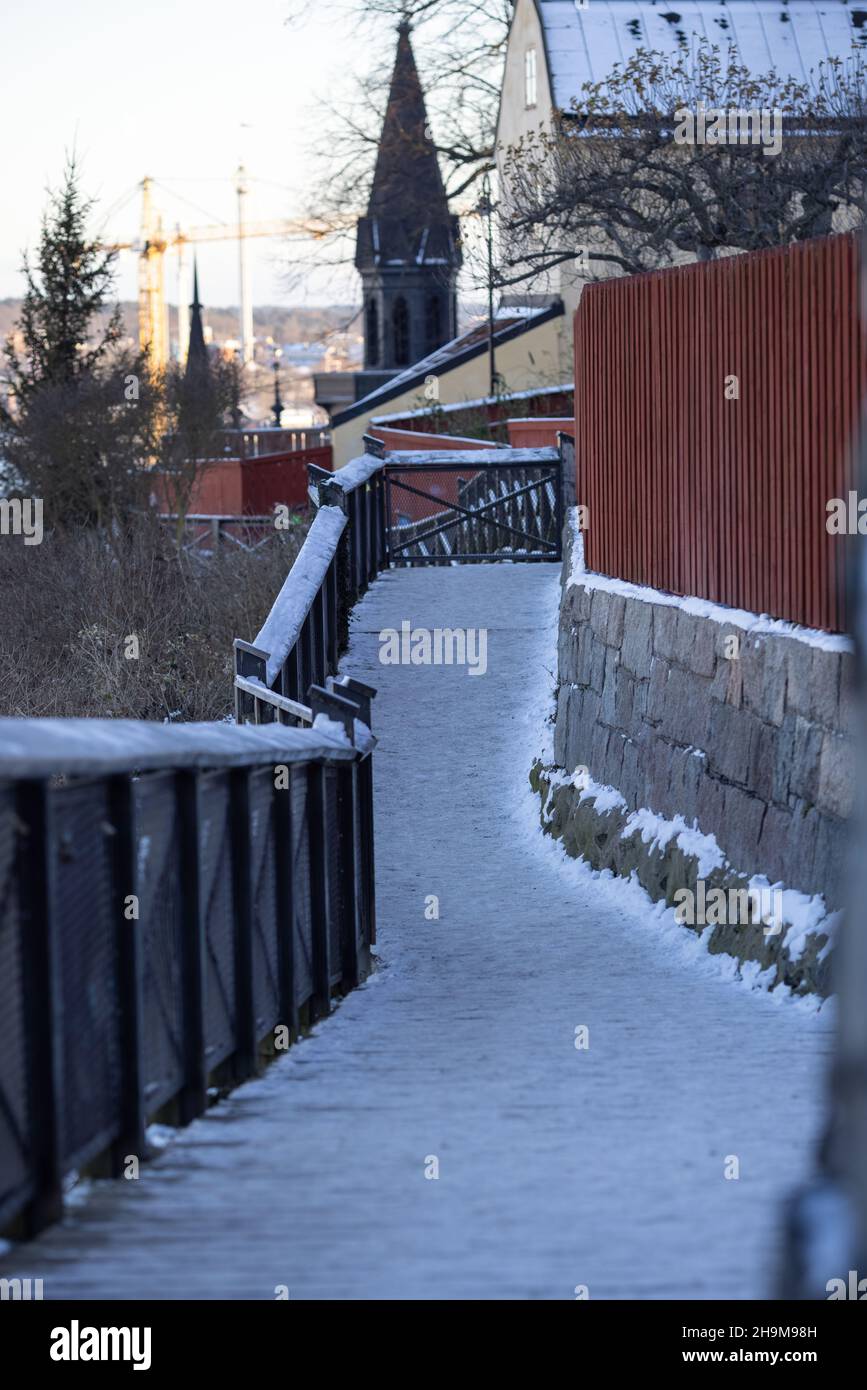 Sentiero di legno a Stoccolma, Skinnarviksberget. Punto in cima alla collina con vedute panoramiche della citta'. Sito di osservazione Mariabebrget con panorami della città Foto Stock