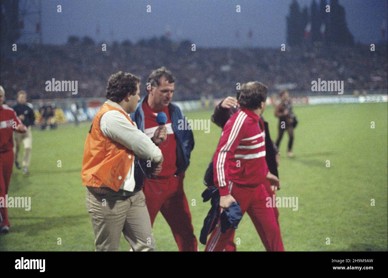 Chorzów 11.09.1985. Mecz eliminacyjny do mistrzostw œwiata w pi³ce no¿nej Polska-Belga (0:0) na Stadionie Œl¹skim. Wywiadu udziela trener reprezentacji Polski Antoni Piechniczek. wb PAP/Jerzy Ochoñski Chorzow 11 settembre 1985. Un campionato del mondo di qualificing partita Polonia-Belgio (0:0) allo stadio Slaski. Nella foto: Il coach nazionale polacco Antoni Piechniczek che fa un'intervista. wb PAP/Jerzy Ochonski Foto Stock