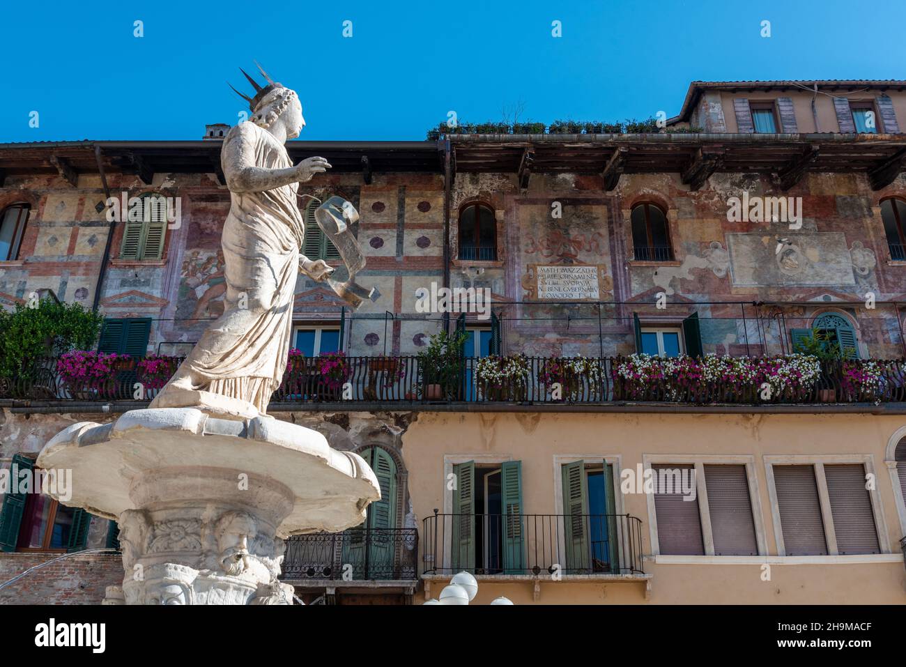 Bella statua antica di Maria sulla fontana in piazza delle Erbe a Verona Foto Stock
