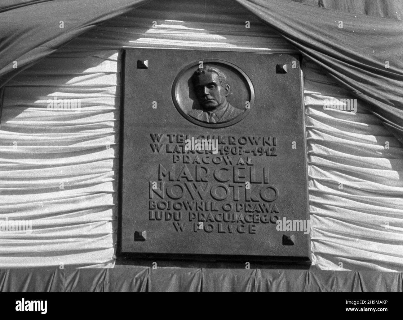 Ciechanów, 1948-09-12. Uroczystoœæ nazwania Cukrowni Ciechanów imieniem dzia³acza komunistycznego Marcelego Nowotki, by³ego pracownika zak³adu. NZ. ods³oniêta tablica pami¹tkowa. wb PAP Ciechanow, 12 settembre 1948. La cerimonia per nominare la fabbrica di zucchero di Ciechanow dopo l'attivista comunista Marceli Nowotko, ex operaio della fabbrica. Nella foto: Una lapide commemorativa svelata. wb PAP Foto Stock