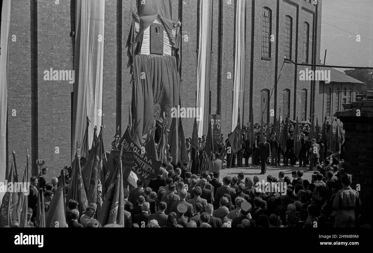 Ciechanów, 1948-09-12. Uroczystoœæ nazwania Cukrowni Ciechanów imieniem dzia³acza komunistycznego Marcelego Nowotki, by³ego pracownika zak³adu. NZ. ods³oniêcie tablicia pami¹tkowej. wb PAP Ciechanow, 12 settembre 1948. La cerimonia per nominare la fabbrica di zucchero di Ciechanow dopo l'attivista comunista Marceli Nowotko, ex operaio della fabbrica. Nella foto: La presentazione di una targa commemorativa. wb PAP Foto Stock