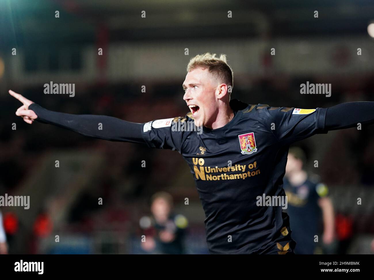 Mitch Pinnock di Northampton Town festeggia dopo aver assistito il compagno di squadra Sam Hoskins (non raffigurato) a segnare il secondo gol del gioco durante la partita della Sky Bet League Two a St James Park, Exeter. Data foto: Martedì 7 dicembre 2021. Foto Stock