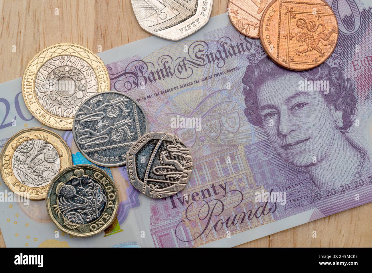 Bank of England una banconota da venti sterline con alcune monete britanniche. Foto Stock