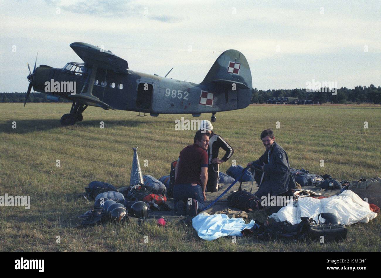 Polska 08.1985. Przygotowania do skoków ze spadochronem. W tle radziecki samolot Antonov AN-2. wb PAP/Tadeusz ZagoŸdziñski Dok³adny dzieñ wydarzenia nieustalony. Polonia agosto 1985. Preparazione per salti di paracadute. Sullo sfondo sovietico Antonov an-2 aereo. wb PAP/Tadeusz Zagozdzinski Data evento sconosciuto. Foto Stock