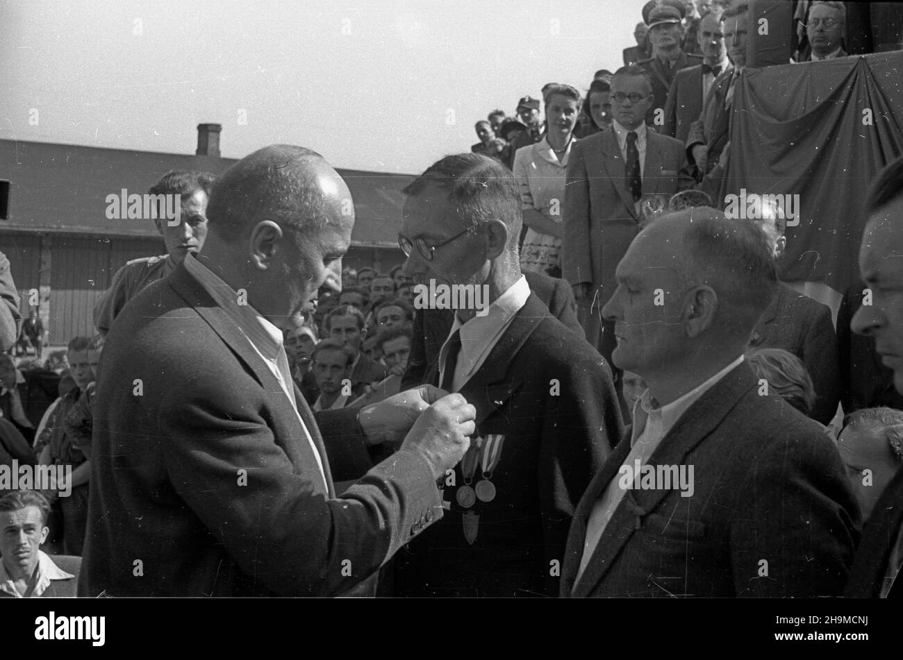 Ciechanów, 1948-09-12. Uroczystoœæ nazwania Cukrowni Ciechanów imieniem dzia³acza komunistycznego Marcelego Nowotki, by³ego pracownika zak³adu. NZ. przewodnicz¹cy Wojewódzkiej Rady Narodowej Witkowski dekoruje Z³otym Krzy¿em Zas³ugi by³ego wspó³pracownika Marcelego Nowotki z czasów pracy w cukrowni Wincentego Mieszkowskiego. wb PAP Ciechanow, 12 settembre 1948. La cerimonia per nominare la fabbrica di zucchero di Ciechanow dopo l'attivista comunista Marceli Nowotko, ex operaio della fabbrica. Nella foto: Capo del Consiglio Nazionale Provinciale Witkowski che decora l'ex collega di Nowotko Wincenty Miesz Foto Stock