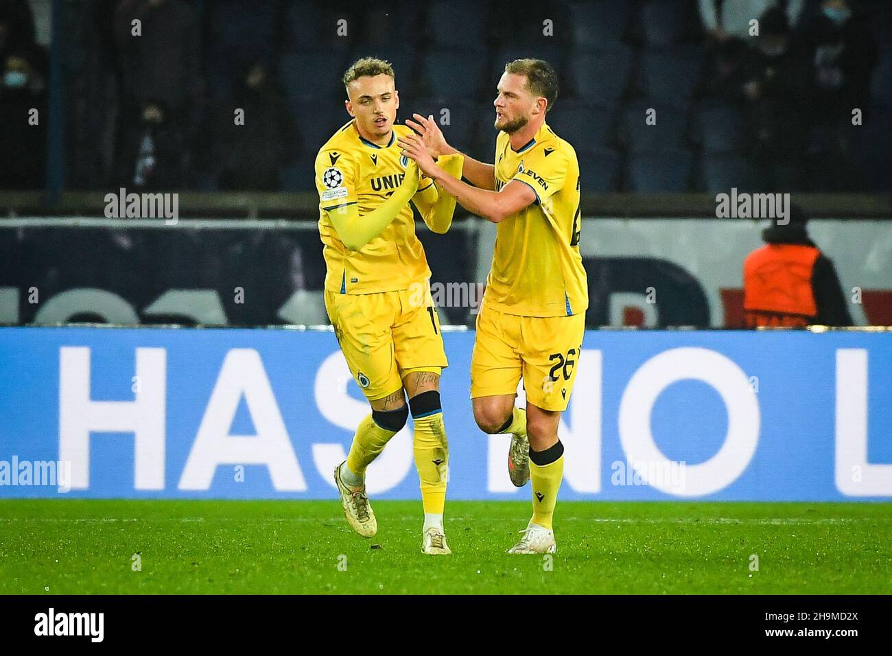 Parigi, Francia, 7 dicembre 2021, Mats RITS di Brugge festeggia il suo obiettivo con Noa LANG di Brugge durante la UEFA Champions League, Group A football match tra Paris Saint-Germain e Club Brugge il 7 dicembre 2021 allo stadio Parc des Princes di Parigi, Francia - Foto: Matthieu Mirville/DPPI/LiveMedia Foto Stock