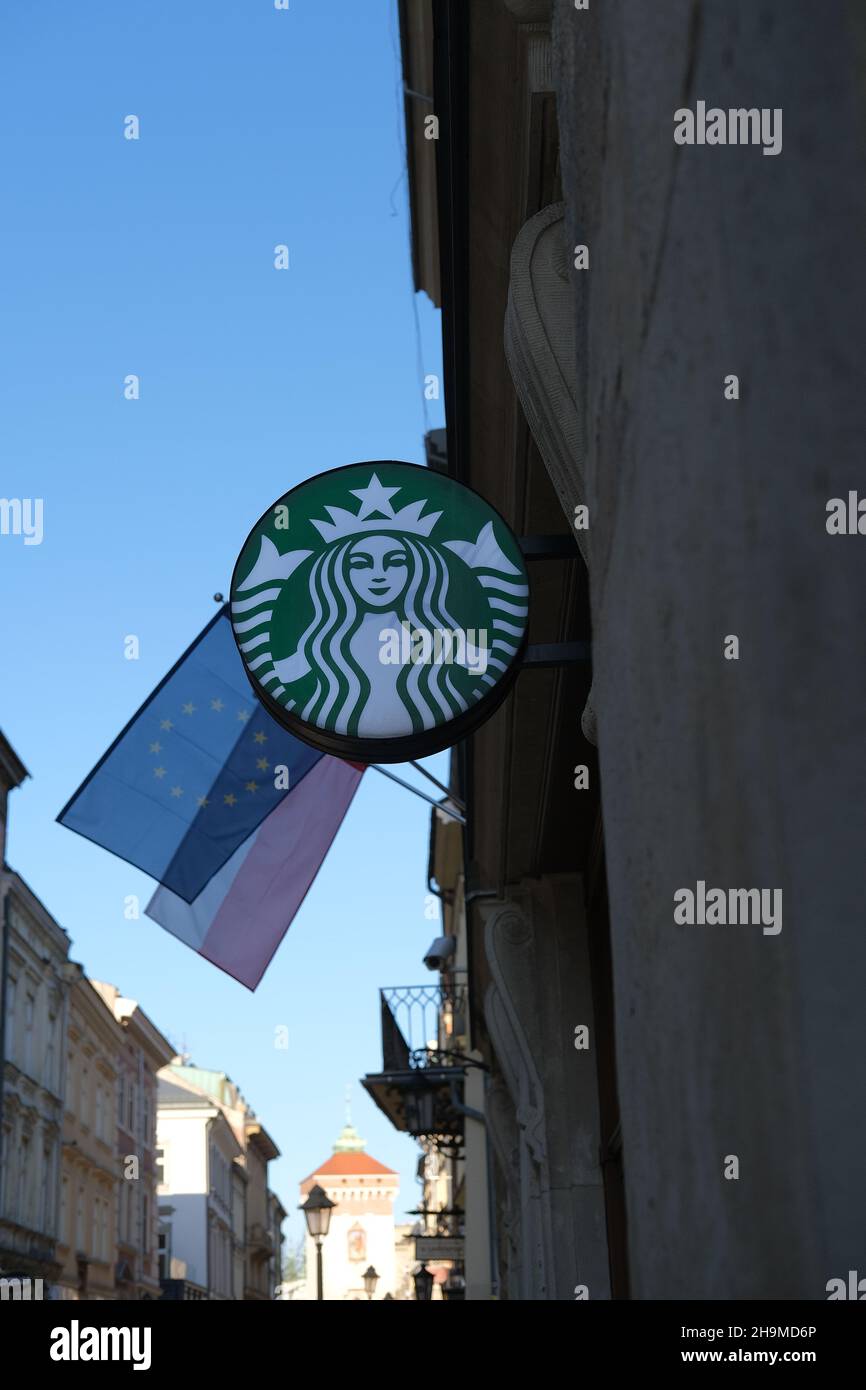 CRACOVIA, POLONIA - 2 DICEMBRE 2021: Ingresso alla caffetteria Starbucks. Caffè Starbucks a Cracovia, Polonia, logo Starbucks, Europa Foto Stock