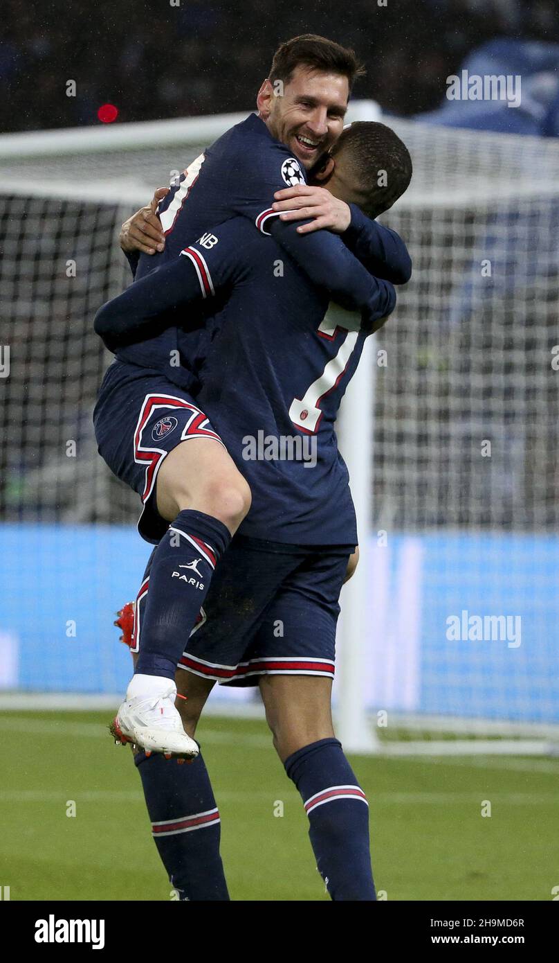 Parigi, Francia, 7 dicembre 2021, Lionel messi di PSG celebra il suo primo goal con Kylian Mbappe durante la UEFA Champions League, Group A football match tra Paris Saint-Germain (PSG) e Club Brugge il 7 dicembre 2021 allo stadio Parc des Princes di Parigi, Francia - Foto: Jean Catuffe/DPPI/LiveMedia Foto Stock