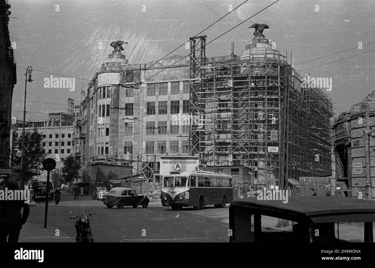 Warszawa, 1948-09-13. Skrzy¿owanie ulicy Zgoda z ulicami Jasn¹ i Z³ot¹. NZ. Dom Pod Or³ami, odbudowywany wed³ug projektu Barbary Brukalskiej. Planowana siedziba Banku Gospodarstwa Spó³dzielczego. wb PAP Varsavia, 13 settembre 1948. L'attraversamento delle vie Zgoda, Jasna e Zlota. Nella foto: La casa Pod Orlami (sotto le aquile), ricostruita in linea con il disegno di Barbara Brukalska. La sede prevista della banca BGS (Bank Gospodarstwa Spoldzielczego). wb PAP Foto Stock