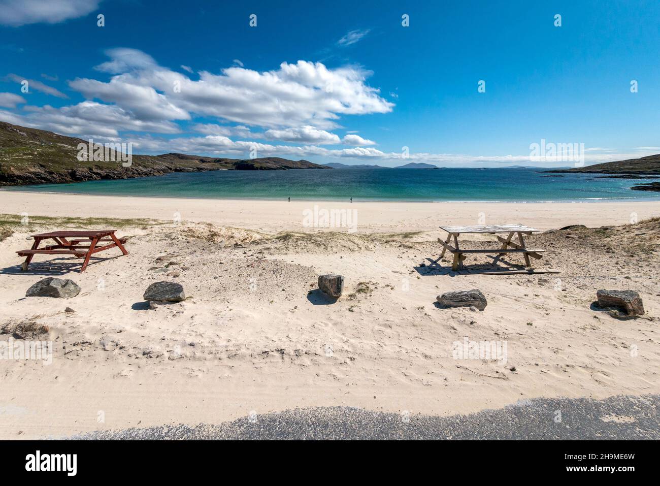 Tavoli da picnic presso la spiaggia remota e bella di Hushinish (Traigh Huisinis) sull'isola di Harris nelle Ebridi esterne, Scozia, Regno Unito Foto Stock