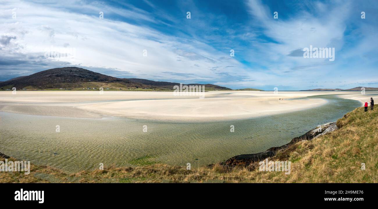 Spettacolare cielo blu sulla splendida spiaggia di Luskentire (Traigh Losgaintir) sulla remota isola Ebridea di Harris nelle Ebridi esterne, Scozia, Regno Unito Foto Stock