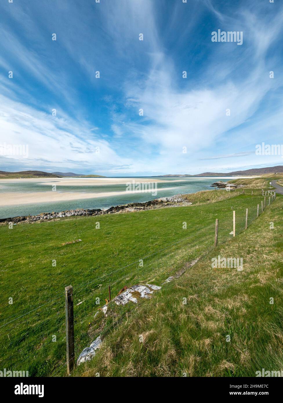 Spettacolare cielo blu sulla splendida spiaggia di Luskentire (Traigh Losgaintir) sulla remota isola Ebridea di Harris nelle Ebridi esterne, Scozia, Regno Unito Foto Stock