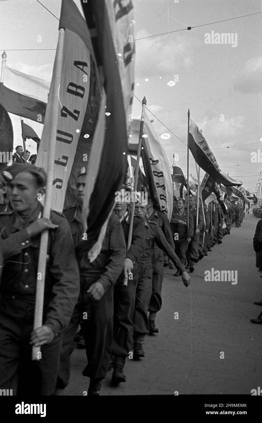 Wroc³aw, 1948-09-19. Plac Grunwaldzki. Promocja elewów Oficerskiej Szko³y Piechoty. defilada oddzia³ów Powszechnej Organizacji S³u¿ba Polsce. msa PAP Wroclaw, 19 settembre 1948. Piazza Grunwaldzki. La promozione dei cadetti della Scuola ufficiale di fanteria. Nella foto: Una sfilata delle unità dell'organizzazione di massa Service to Poland (sluzba Polsce). msa PAP Foto Stock