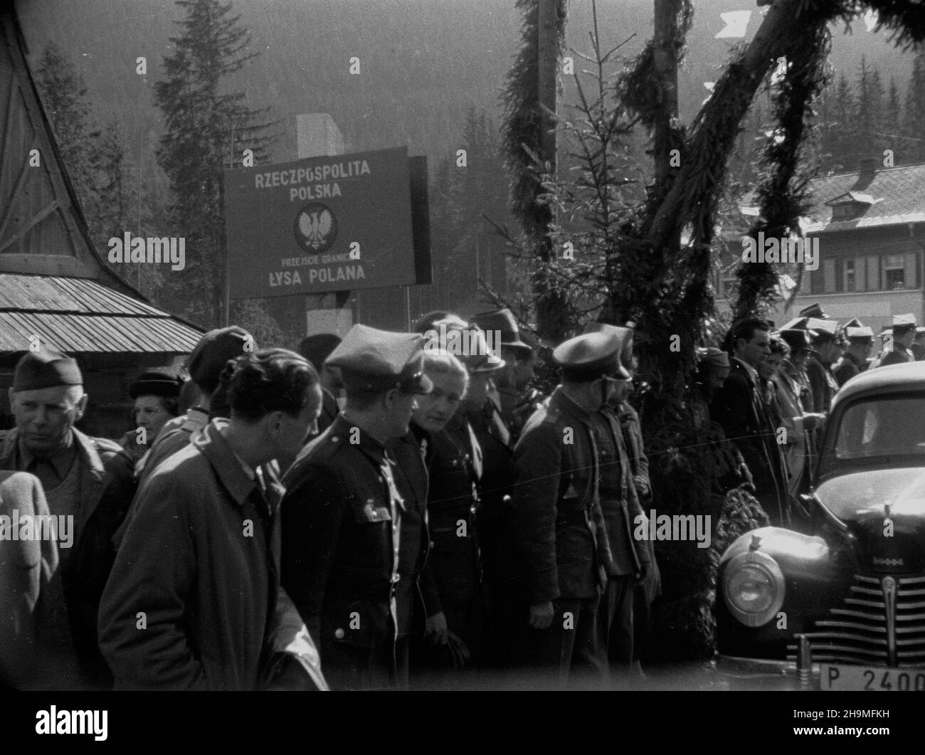 £ysa Polana, 1948-09-20. Otwarcie mostu granulznego na rzece Bia³ce, ko³o Morskiego Oka, ³¹cz¹cego Polskê i Czechos³owacjê. Odbudowany zosta³ przez m³odzie¿ czechos³owack¹ i polsk¹. NZ. uroczystoœæ otwarcia, tablica na przejœciu granulznym. mw PAP LysA Polana, 20 settembre 1948. L'apertura di un ponte di confine sul fiume Bialka, vicino al lago Morskie Oko, che collega la Polonia alla Cecoslovacchia. Il ponte fu rifatto dai giovani cecoslovacchi e polacchi. Nella foto: La cerimonia di apertura, un valico di frontiera. mw PAP Foto Stock