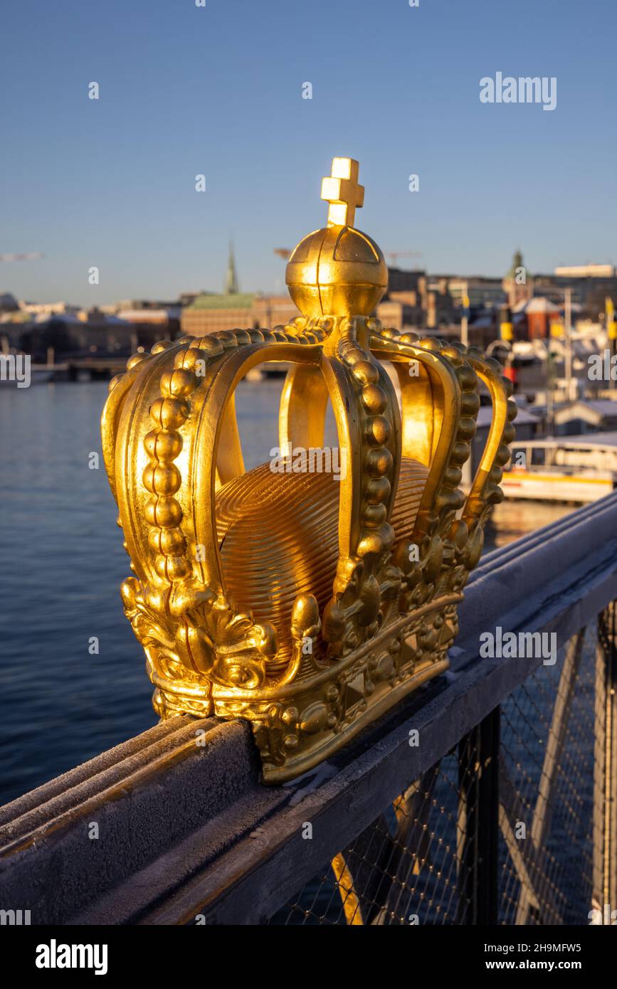 Stoccolma in inverno. Corona dorata su Skeppsholmsbron con Strandhagen sullo sfondo. Foto Stock