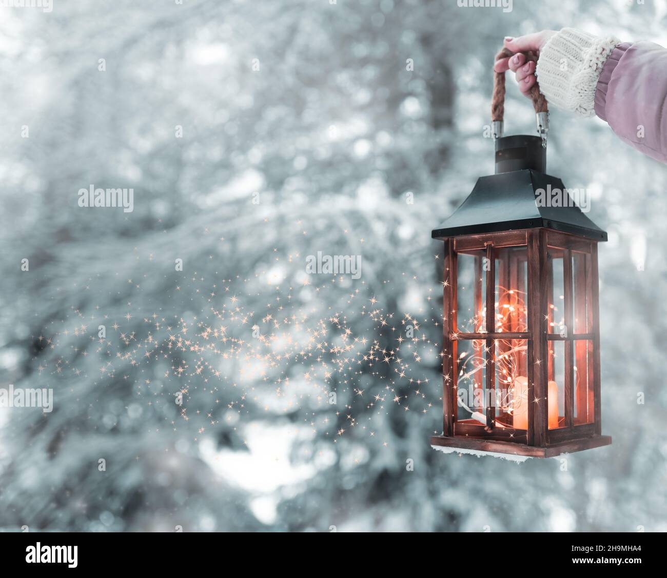 Ritratto di una ragazza,donna con una lanterna in mano, una ragazza che tiene una luce di Natale e lo guarda, Natale e atmosfera gelida, una scena in t Foto Stock