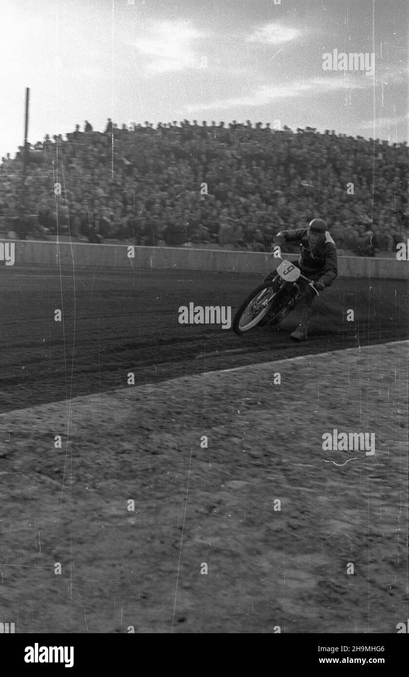 Warszawa, 1948-09-26. Stadion Robotniczego Klubu Sportowego Skra (ul. Wawelska 20). Na nowym torze ¿u¿lowym rozegrany zosta³ mecz miêdzypañstwowy Polska-Czechos³owacja. Dru¿yna polska zwyciê¿y³a 75 do 73. NZ. Alfred Smoczyk. msa PAP Varsavia, 26 settembre 1948. Lo stadio del club sportivo operaio Skra (via Wawelska 20). Una partita di autodromo Polonia-Cecoslovacchia si è svolta su una nuova pista di cinder. La Polonia ha vinto le 75:73. Nella foto: Alfred Smoczyk. msa PAP Foto Stock