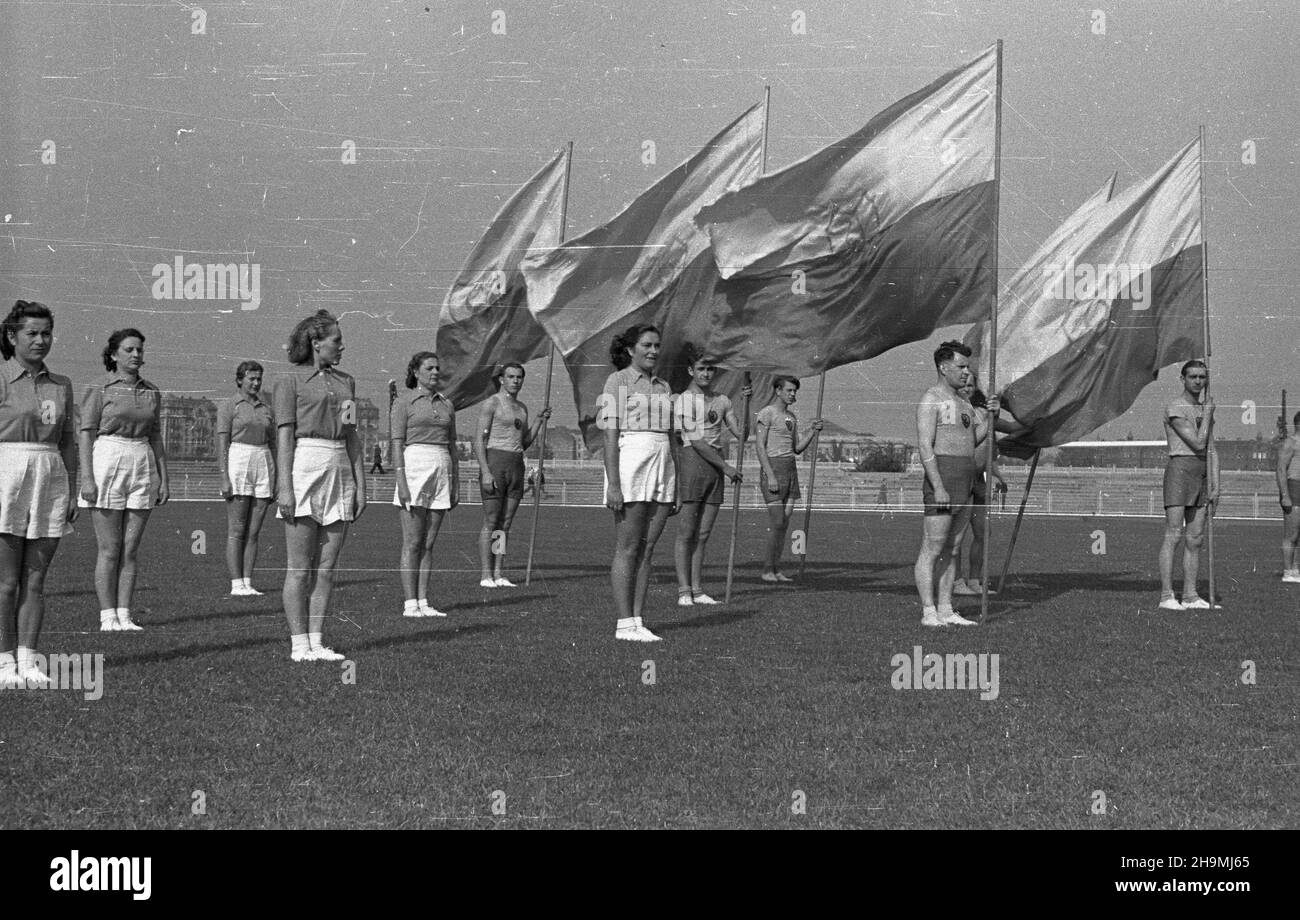 Warszawa, 1948-09-26. Na Polu Mokotowskim przy ul. Batorego otwarrato stadion Syrenki klubu Samorz¹dowiec. NZ. Sportowcy klubu przed uroczyst¹ defilad¹. msa PAP Varsavia, 26 settembre 1948. Lo stadio Syrenka del club Samorzadowiec è stato aperto nel parco Pole Mokotowskie su Batorego Street. Nella foto: Gli sportivi del club prima di una sfilata. msa PAP Foto Stock