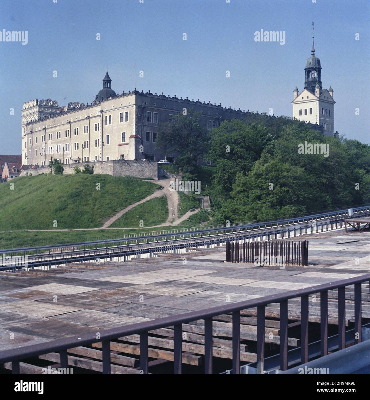 Szczecin 06.1985. Zamek Ksi¹¿¹t Pomorskich – renesanswy zamek usytuowany na Wzgórzu Zamkowym. Z prawej Wie¿a Dzwonów. WB PAP/Tomasz Pra¿mowski Dok³adny dzieñ wydarzenia nieustalony. Szczecin, giugno 1985. Il Castello dei principi Pomeraniani in stile rinascimentale sulla collina del Castello. Nella foto: La torre campanaria del castello (R) visto dal castello Tract. wb PAP/Tomasz Prazmowski evento giorno sconosciuto Foto Stock