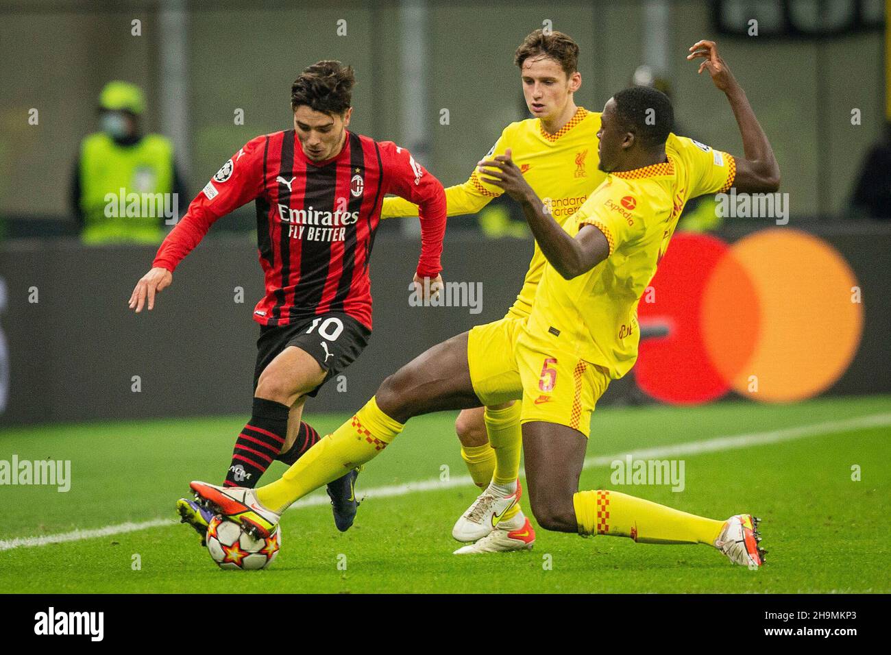 Primo: 07.12.2021, calcio, UEFA Champions League, CL, CHL, Stagione 2021/2022, fase di gruppo, gruppo B, AC Milan - FC Liverpool Duels, Ibrahima Konate, Versus, Brahim Diaz i nostri termini e condizioni si applicano, disponibile su www.firosportphoto .de, Â¬ßONLY PER L'USO IN GERMANIA !!!!!!! Foto: Pro Sports Images, copyright by firo sportphoto: Coesfelder Str. 207 D-48249 DvÂºlmen www.firosportphoto.de mail@firosportphoto.de dati del conto: (V olksbank B ochum - W itten) IBAN: DE68430601290341117100 BIC: GENODEM1BOC Tel: Â¬ Â † 49-2594-9916004 Fax: Â¬Â † 49-2594-9916005 Foto Stock