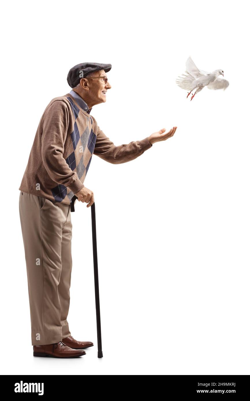 Scatto a profilo completo di un uomo anziano con una colomba bianca isolata su sfondo bianco Foto Stock