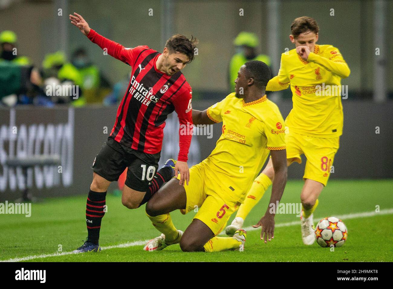 Primo: 07.12.2021, calcio, UEFA Champions League, CL, CHL, Stagione 2021/2022, fase di gruppo, gruppo B, AC Milan - FC Liverpool Duels, Ibrahima Konate, Versus, Brahim Diaz i nostri termini e condizioni si applicano, disponibile su www.firosportphoto .de, Â¬ßONLY PER L'USO IN GERMANIA !!!!!!! Foto: Pro Sports Images, copyright by firo sportphoto: Coesfelder Str. 207 D-48249 DvÂºlmen www.firosportphoto.de mail@firosportphoto.de dati del conto: (V olksbank B ochum - W itten) IBAN: DE68430601290341117100 BIC: GENODEM1BOC Tel: Â¬ Â † 49-2594-9916004 Fax: Â¬Â † 49-2594-9916005 Foto Stock