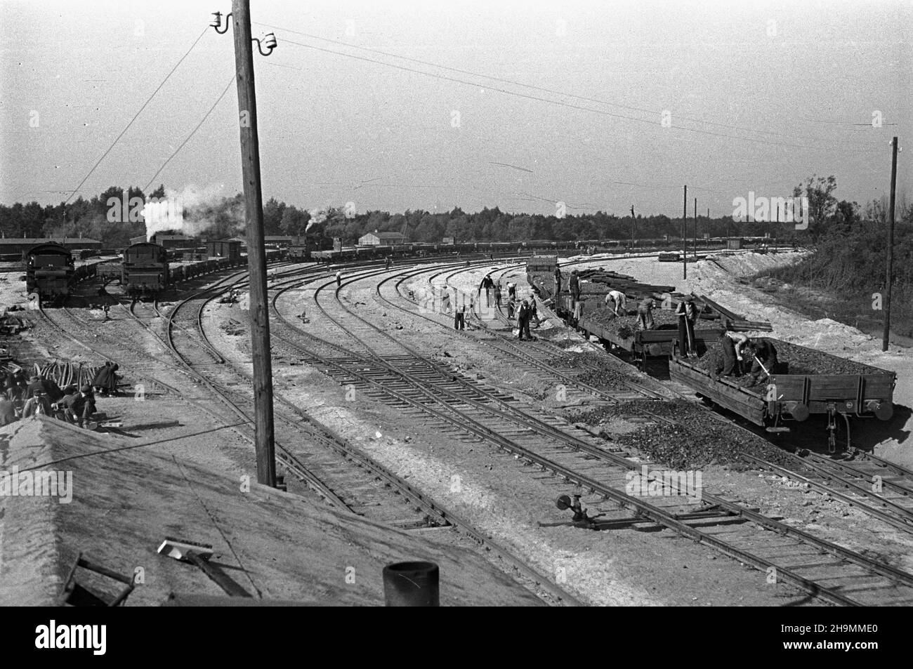 Szczecin, 1948-10. Teren budowy stacji rozrz¹dowej, naprzeciwko budowy portu prze³adunków masowych, po prawej stronie od ul. Czajkowskiego. Têdy bêd¹ jeŸdziæ wagony z wêglem ze Œl¹ska. NZ. Utwardzanie nawierzchni kolejowej. mw PAP Dok³adny dzieñ wydarzenia nieustalony. Szczecin, ottobre 1948. Il cantiere di un cantiere di marchalling si trova di fronte al cantiere del porto di ricarico del carico, sul lato destro di via Czajkowskiego. Il percorso dei treni cargo con carbone dalla Slesia. Nella foto: L'indurimento della superficie per binari ferroviari. mw PAP Foto Stock