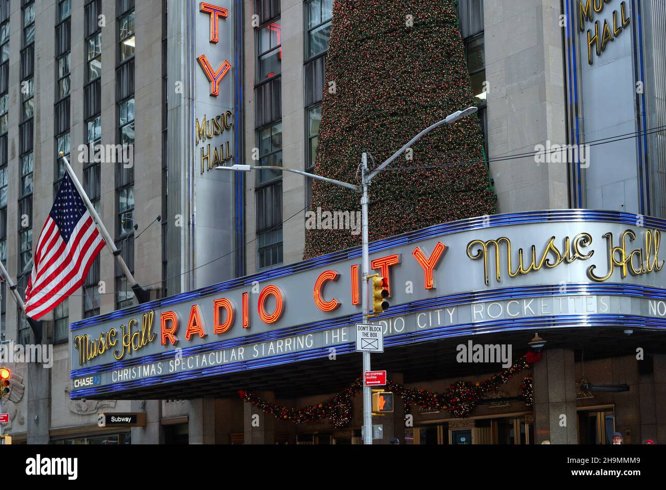 New York, NY - 17 novembre 2021: La radio City Music Hall ha un segno iconico art deco sopra la sua entrata Foto Stock