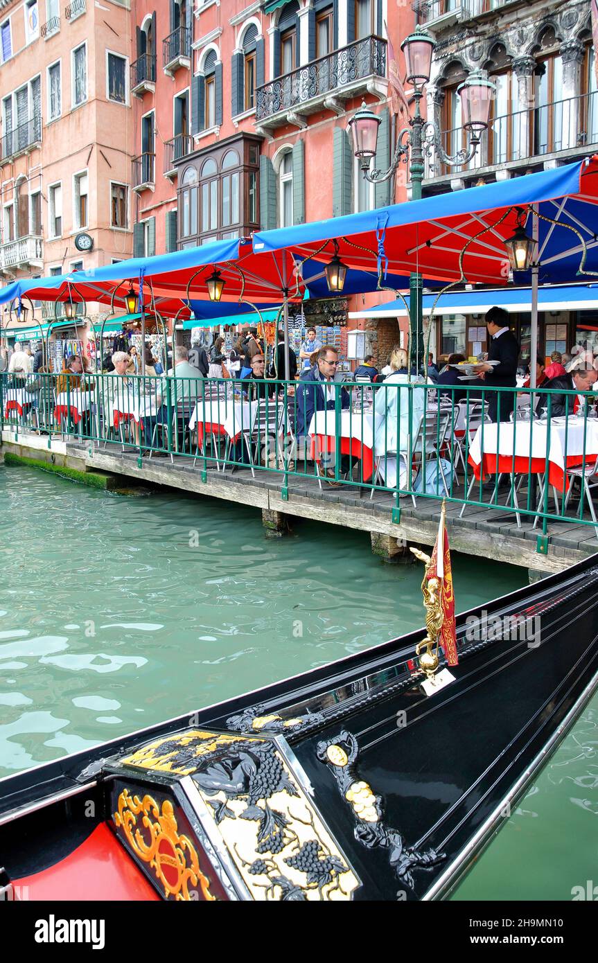 Gondole sul Canal Grande di Venezia, regione Veneto, Italia Foto Stock