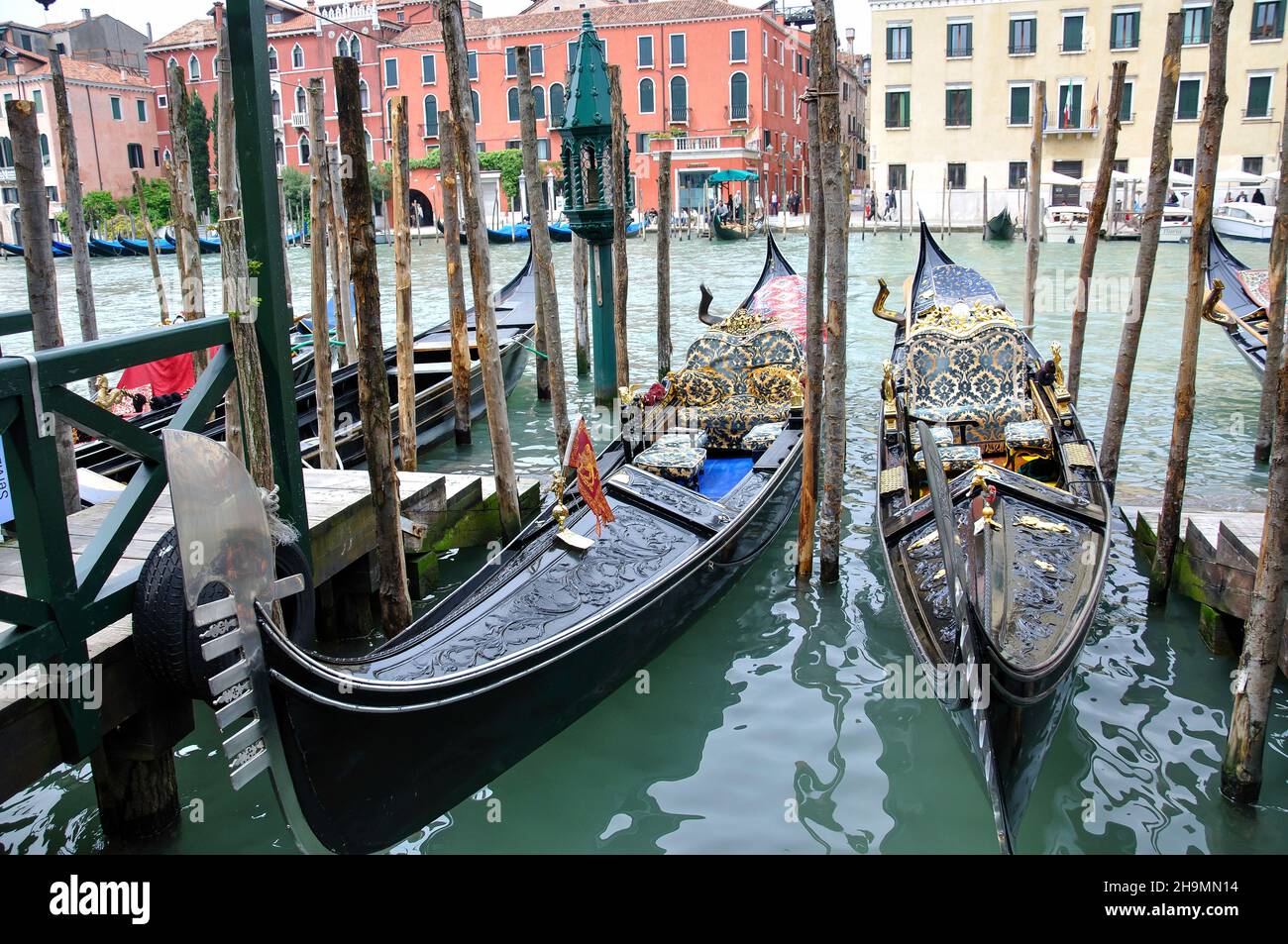 Gondole sul Canal Grande di Venezia, regione Veneto, Italia Foto Stock