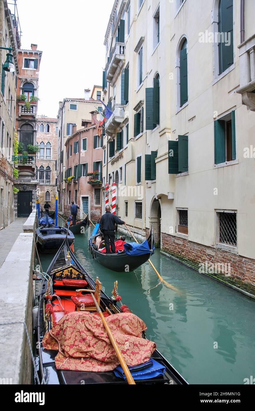 Gondole sul canale veneziano, Venezia, Veneto, Italia Foto Stock