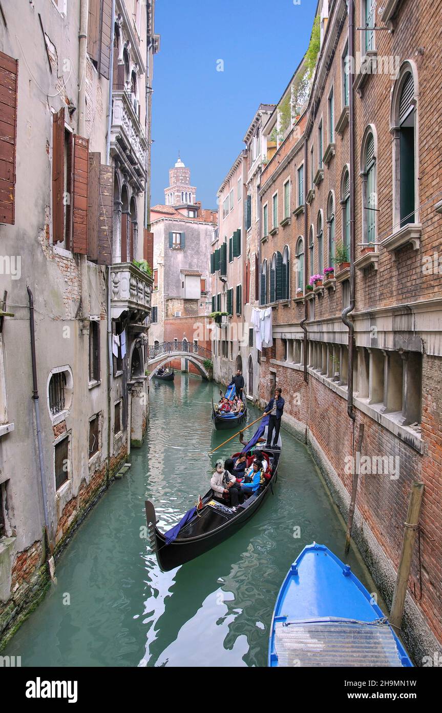 Gondole sul canale veneziano, Venezia, Veneto, Italia Foto Stock