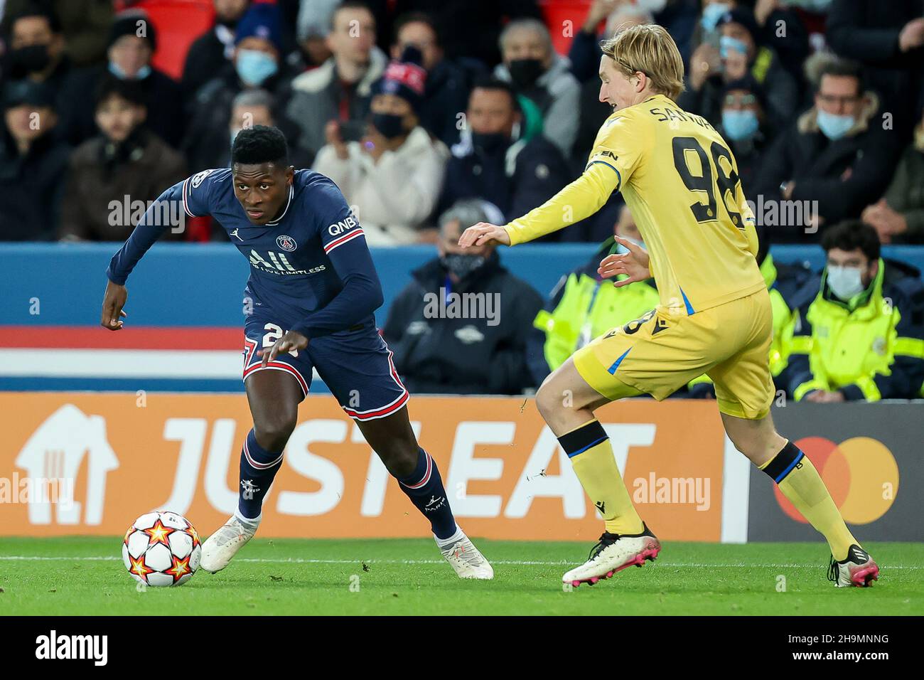 PARIJS, FRANCIA - 7 DICEMBRE: Idrissa Gueye di Parigi Saint Germain e Cisse Sandra del Club Brugge durante la partita del Gruppo A - UEFA Champions League tra Paris Saint-Germain e Club Brugge al Parc des Princes il 7 dicembre 2021 a Parijs, Francia (Foto di Herman Dingler/Orange Pictures) Foto Stock