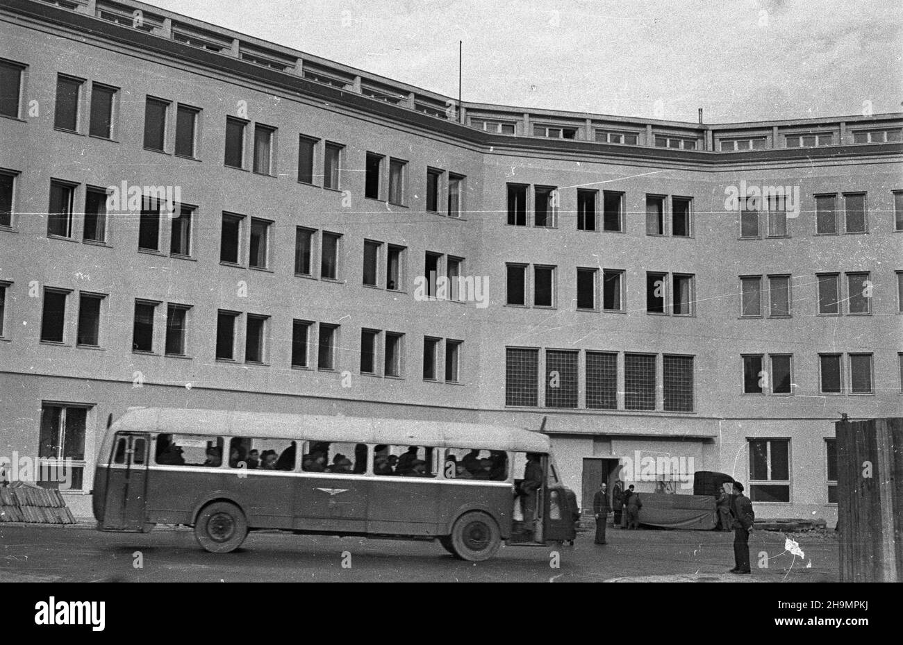 Warszawa, 1948-10. Budynek KCZZ (Komitetu Centralnego Zwi¹zków Zawodowych) na ul. Juliana Bartoszewicza. Zosta³ on odbudowany po zniszczeniach II wojny œwiatowej ze sk³adek zebranych wœród cz³onków zwi¹zków zawodowych w ca³ym kraju. Odbudowê ukoñczono w kwietniu 1948 r., w paŸdzierniku do budynku wprowadzili siê practownicy KCZZ. pw PAP Dok³adny dzieñ wydarzenia nieustalony. Varsavia, 1948 ottobre. La costruzione del Comitato Centrale dei sindacati (KCZZ) in via Julian Bartoszewicz. L'edificio KCZZ è stato ricostruito dopo i danni della seconda guerra mondiale da fondi raccolti tra i membri del comitato tutte le ove Foto Stock