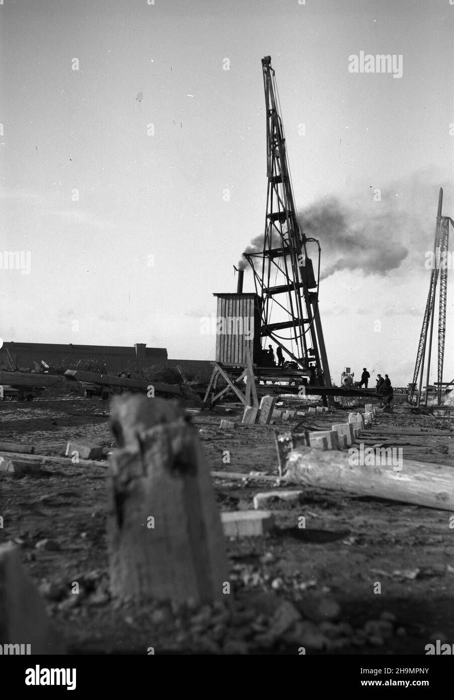 Szczecin, 1948-10. Teren budowy stacji rozrz¹dowej, naprzeciwko budowy portu prze³adunków masowych, po prawej stronie od ul. Czajkowskiego. Têdy bêd¹ jeŸdziæ wagony z wêglem ze Œl¹ska. NZ. Kafar parowy. mw PAP Dok³adny dzieñ wydarzenia nieustalony. Szczecin, ottobre 1948. Il cantiere di costruzione del cantiere di marshalling si trova di fronte al cantiere del porto di ricarico del carico, sul lato destro di via Czajkowskiego. Il percorso per i treni con carbone dalla Slesia. Nella foto: Un pilota a vapore. mw PAP Foto Stock