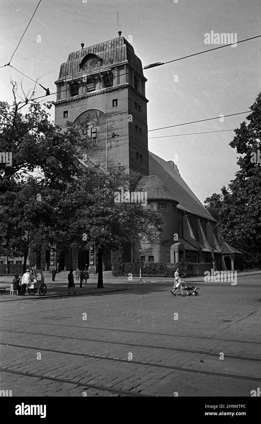 Szczecin, 1948-10. Koœció³ pw. Najœwiêtszego serca Pana Jezusa na placu Zwyciêstwa zbudowany w latach 1913-1919, wed³ug projektu Bernarda Stahla. Giubbino w ca³oœci konstrukcj¹ ¿elbetow¹. Od chwili ukoñczenia prac w 1919 r. do 1945 r. by³ protestanckim koœcio³em garnizonowym. Po II wojnie œwiatowej by³ pierwszym czynnym koœcio³em Szczecina, zosta³ poœwiêcony w czerwcu 1945 r. pw PAP Dok³adny dzieñ wydarzenia nieustalony. Szczecin, ottobre 1948. La Chiesa del cuore più santo del Signore Gesù, costruita tra il 1913 e il 1919, progettata da Bernard Stahl. Parte di esso è stato fatto di cemento armato. Era il Prote Foto Stock