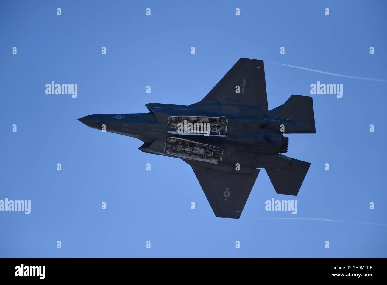 United States Marine Corps F-35B Lightning II esegue un flyby con le baie di armi aperte durante una dimostrazione a bordo di MCAS Miramar Foto Stock