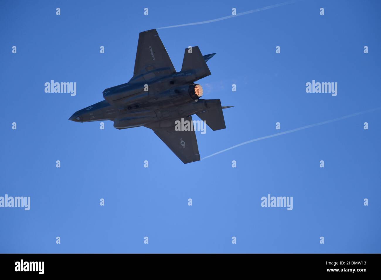 United States Marine Corps F-35B Lightning II esegue un flyby con After Burner durante la dimostrazione a bordo di MCAS Miramar, a San Diego, California. Foto Stock