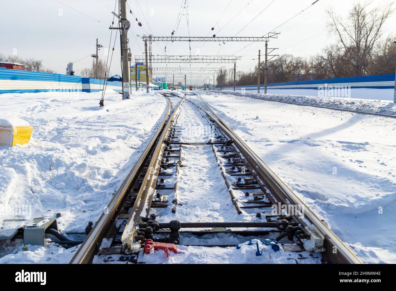 Interruttore ferroviario scavato dalla neve in inverno, fuoco selettivo Foto Stock