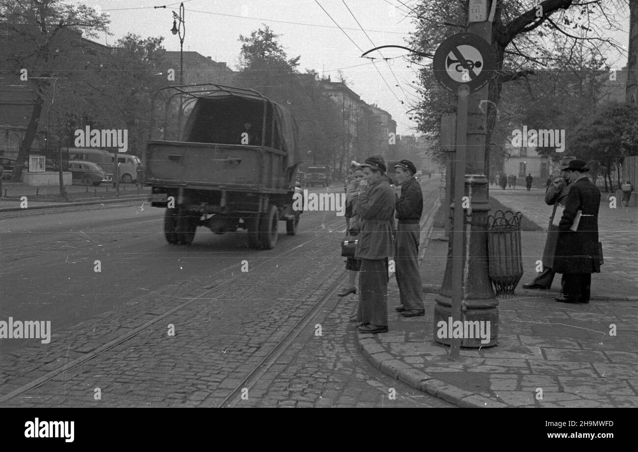 Warszawa, 1948-10. Aleje Ujazdowskie na wysokoœci ul. Piêknej, widok w kierunku pó³nocnym. Na pierwszym planie niedawno ustawiony znak dogowy zakazu u¿ywania sygna³ów dŸwiêkowych. pw PAP Dok³adny dzieñ wydarzenia nieustalony. Varsavia, 1948 ottobre. Ujazdowskie Avenue, angolo di Piekna Street, una vista verso nord. In primo piano un nuovo cartello stradale 'Horn proibito'. pw PAP Foto Stock