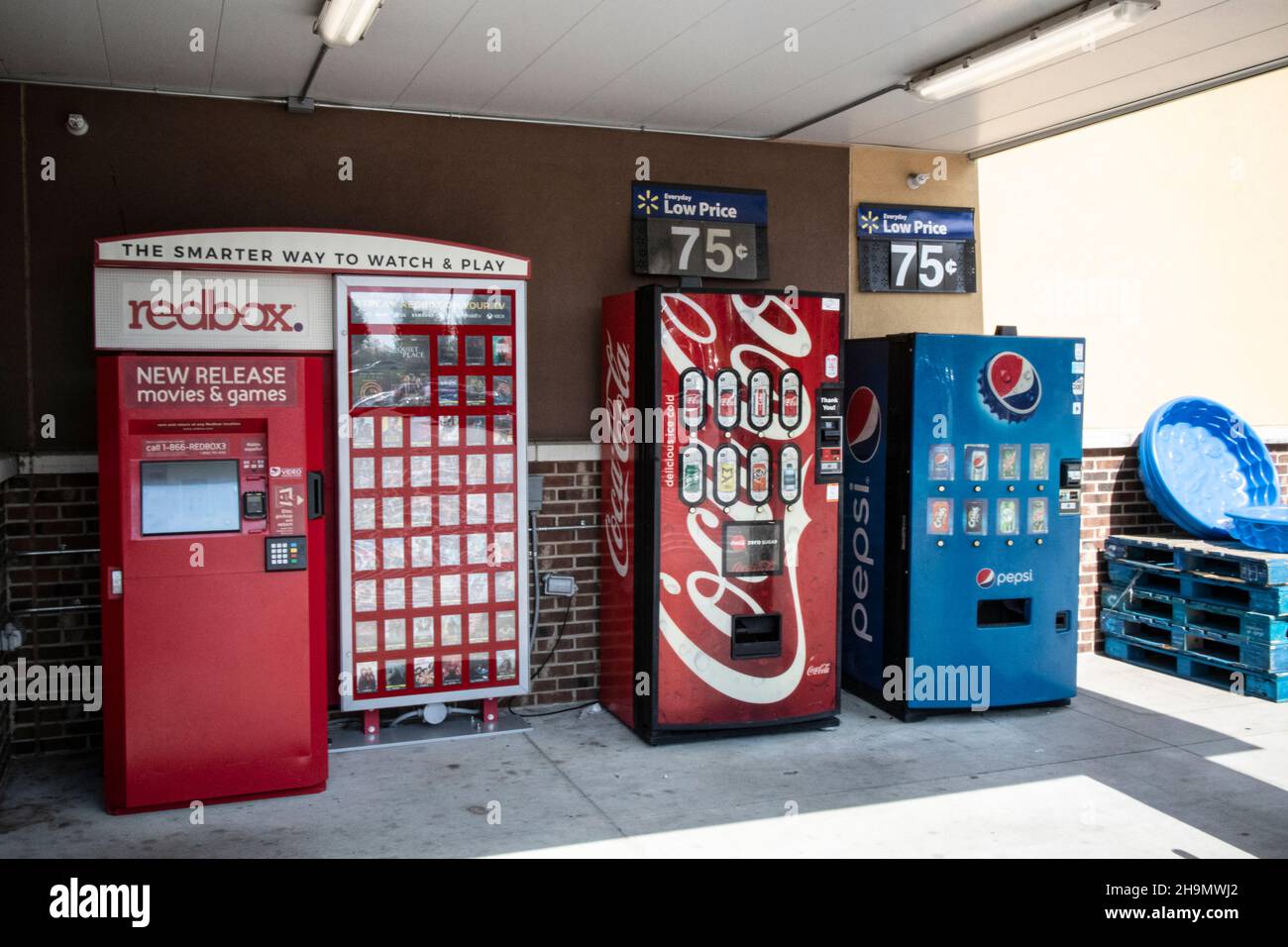 Columbia County, GA USA - 07 28 21: Negozio al dettaglio nel quartiere di Walmart Foto Stock