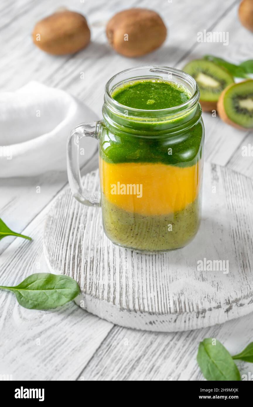 Frullato kiwi, mango e spinaci in vasetto di mason Foto Stock