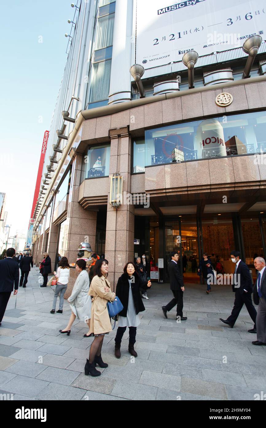 L'entrata principale e la facciata dell'ammiraglia magazzino Mitsukoshi nel cuore di Ginza a Tokyo, in Giappone, con molte persone che camminano intorno. Foto Stock