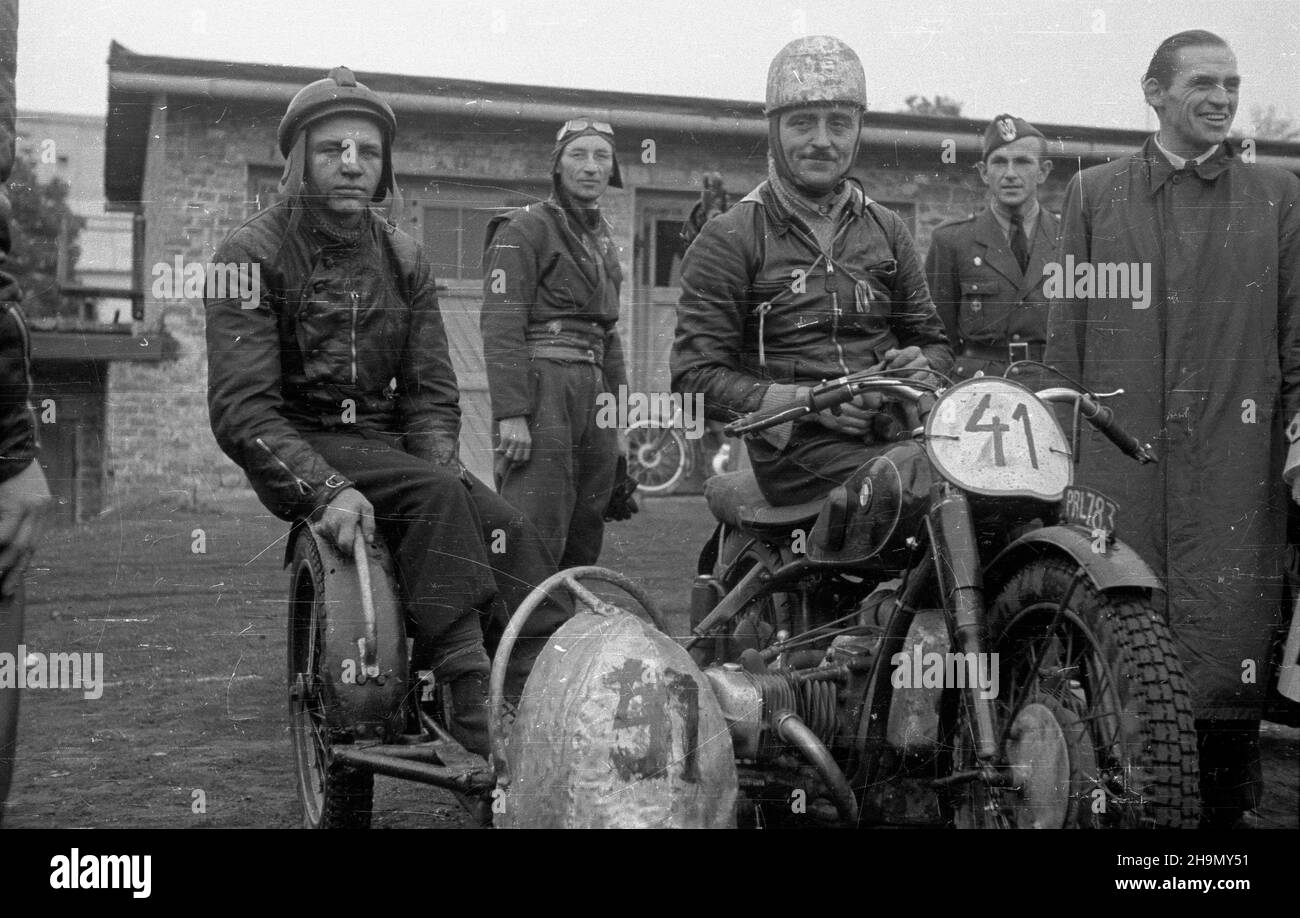 Warszawa, 1948-10-05. Ogólnopolskie zawody motocyklowe o mistrzostwo Warszawy, zorganizowane przez Klub Motorowy Okêcie. Jecha³o 52 zawodników. Inizio i meta przy ul. 6 Sierpnia. Trasa wiod³a ulicami: Noakowskiego, Koszykow¹, Such¹. NZ. zwyciêzcy wózkarze: Potaja³³o na BMW 600, w przyczepie Wójtkowski. mw PAP Varsavia, 5 ottobre 1948. La gara nazionale di motori per il campionato di Varsavia organizzata dall'Okecie Motor Club con la partecipazione di 52 concorrenti. La linea di partenza e quella di arrivo si trovavano in via Sierpnia 6. Il percorso ha condotto via Noakowskiego, via Koszykowa, via Sucha. Nella foto: Vincitori sui motori con Foto Stock