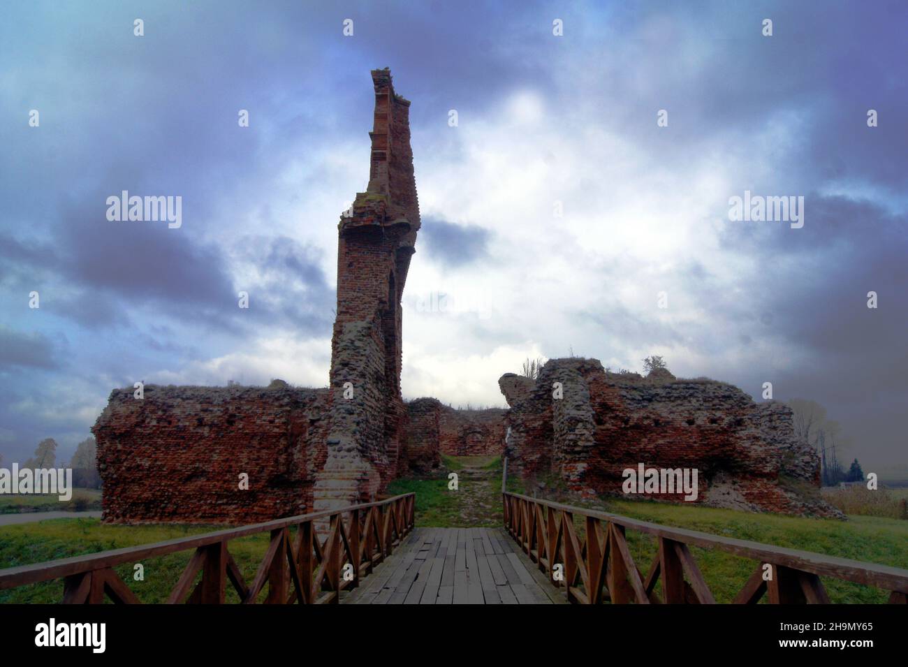 Polonia- rovine del castello di Besiekiery. Nella leggenda costruita dal demone. Una delle più importanti fortezze di confine del Medioevo, ormai dimenticata Foto Stock