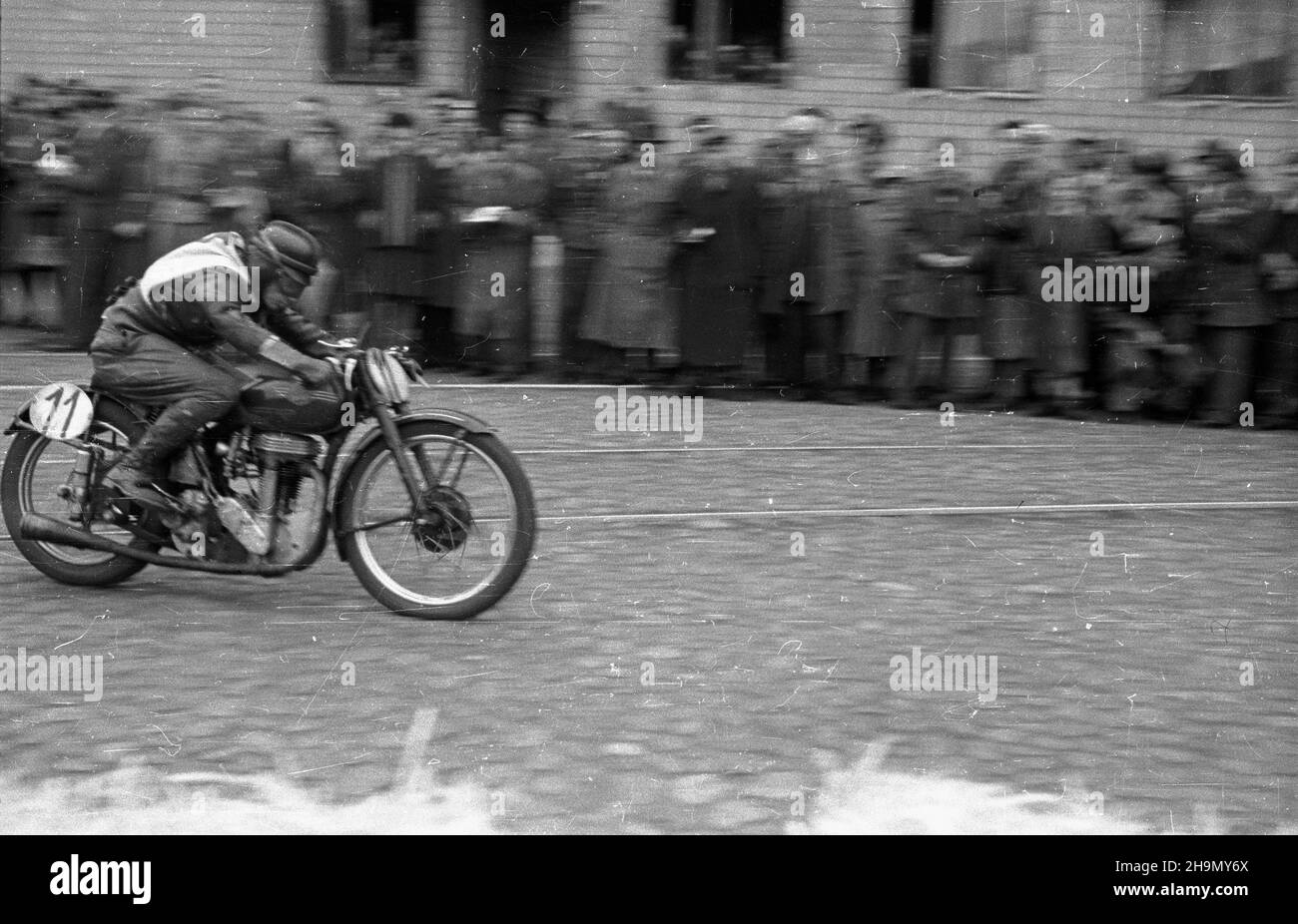 Warszawa, 1948-10-05. Ogólnopolskie zawody motocyklowe o mistrzostwo Warszawy, zorganizowane przez Klub Motorowy Okêcie. Jecha³o 52 zawodników. Inizio i meta przy ul. 6 Sierpnia. Trasa wiod³a ulicami: Noakowskiego, Koszykow¹, Such¹. NZ. Markowski z KM Okêcie wje¿d¿a na ul. 6 Sierpnia. mw PAP Varsavia, 5 ottobre 1948. La competizione nazionale motociclistica per il campionato di Varsavia, organizzata dall'Okecie Motorcycle Club, con la partecipazione di 52 concorrenti. La partenza e la fine su via Sierpnia 6. Il percorso della gara ha condotto attraverso Noakowskiego, Koszykowa, Sucha Streets. Nella foto: Markowski dal Th Foto Stock