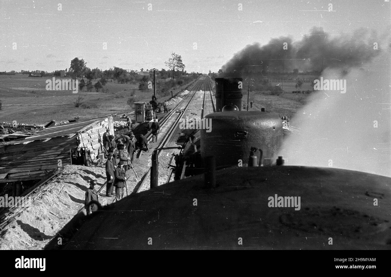 T³uszcz, 1948-10-06. Stacja kolejowa, oddanie do u¿ytku drugiego toru linii podmiejskiej Warszawa Wileñska-T³uszcz. Trzeba by³o po³o¿yæ 35 km toru i jednoczeœnie obudowaæ trzy betonowe przepusty i trzy mosty. wedok na torowisko, nowy tor pozwoli pokonaæ trasê do Warszawy w 50 minut. mw PAP Tluszcz, 6 ottobre 1948. La cerimonia presso la stazione ferroviaria, l'inaugurazione della seconda pista della Warszawa Wilenska-Tluszcz commuter's line. L'investimento richiedeva una nuova pista da 35 kilomter, tre fognoli in cemento e tre ponti. Sono in corso lavori di finitura della costruzione di calcestruzzo. Pictur Foto Stock